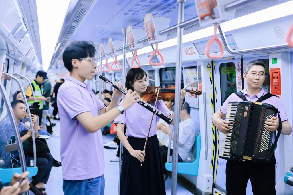 科學與藝術夢幻聯動🩰！“下一站 球速”主題地鐵專列上線，快上車！